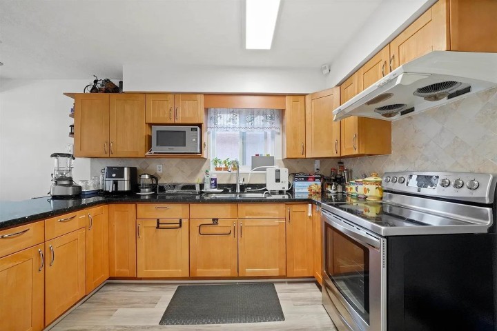 Photo 4 at 2374 E 33rd Avenue, Collingwood VE, Vancouver East
