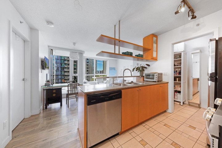 Photo 9 at 1607 - 1495 Richard Street, Yaletown, Vancouver West