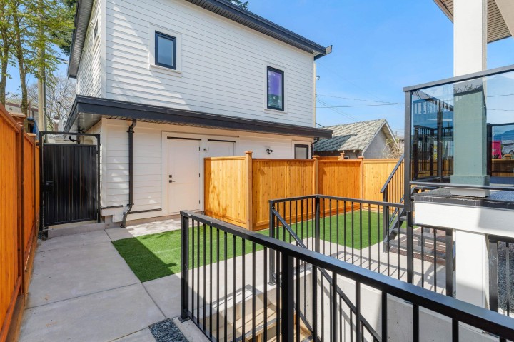 Photo 7 at 2 - 1243 Nootka Street, Renfrew VE, Vancouver East