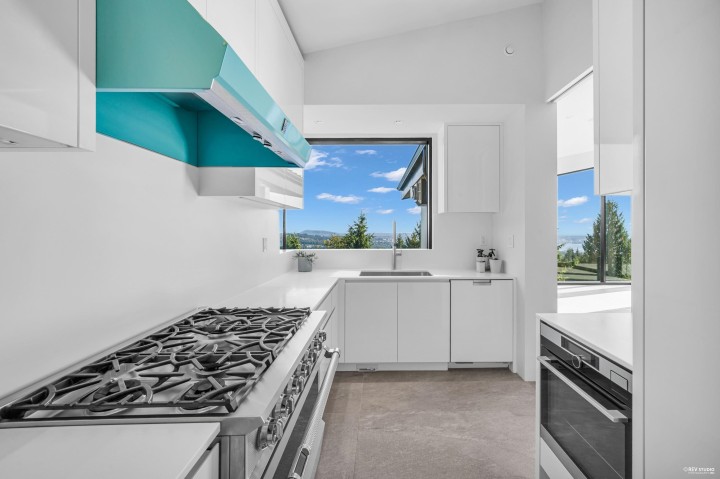 Photo 17 at 535 Craigmohr Drive, Glenmore, West Vancouver