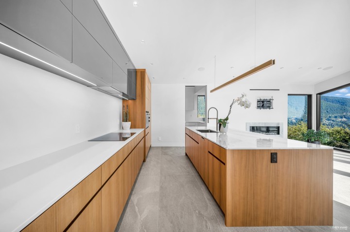 Photo 12 at 535 Craigmohr Drive, Glenmore, West Vancouver