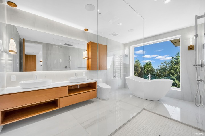 Photo 21 at 535 Craigmohr Drive, Glenmore, West Vancouver