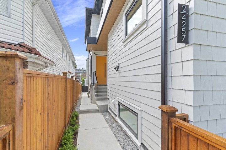 Photo 2 at 2 - 4257 Beatrice Street, Victoria VE, Vancouver East