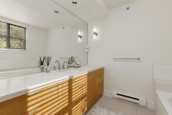 Photo 13 at 828 W 6th Avenue, Fairview VW, Vancouver West