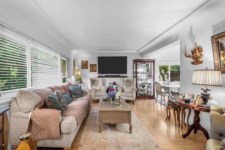 Photo 1 at 1052 Montroyal Boulevard, Canyon Heights NV, North Vancouver