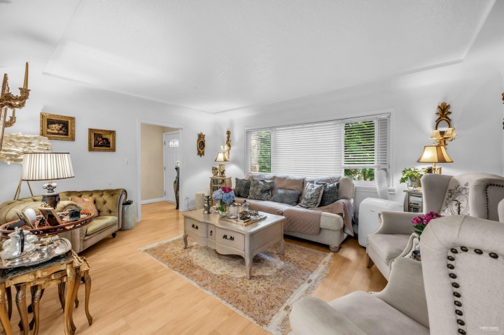 Photo 4 at 1052 Montroyal Boulevard, Canyon Heights NV, North Vancouver