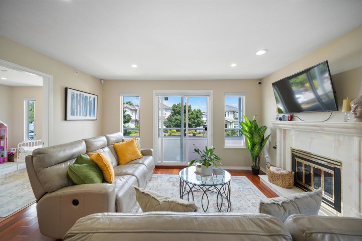 Photo 3 at 248 E 59th Avenue, South Vancouver, Vancouver East