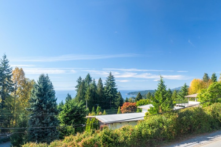 Photo 30 at 1 - 2555 Skilift Road, Chelsea Park, West Vancouver