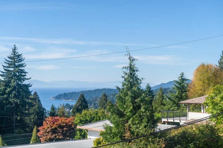 Photo 29 at 1 - 2555 Skilift Road, Chelsea Park, West Vancouver