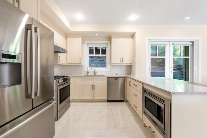 Photo 8 at 1 - 2555 Skilift Road, Chelsea Park, West Vancouver