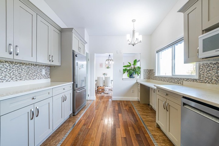 Photo 3 at 520 Ballantree Place, Glenmore, West Vancouver