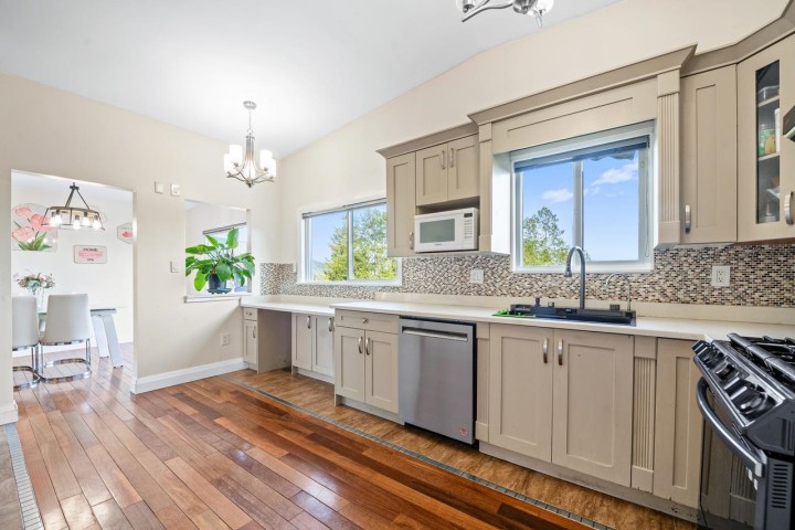 Photo 9 at 520 Ballantree Place, Glenmore, West Vancouver