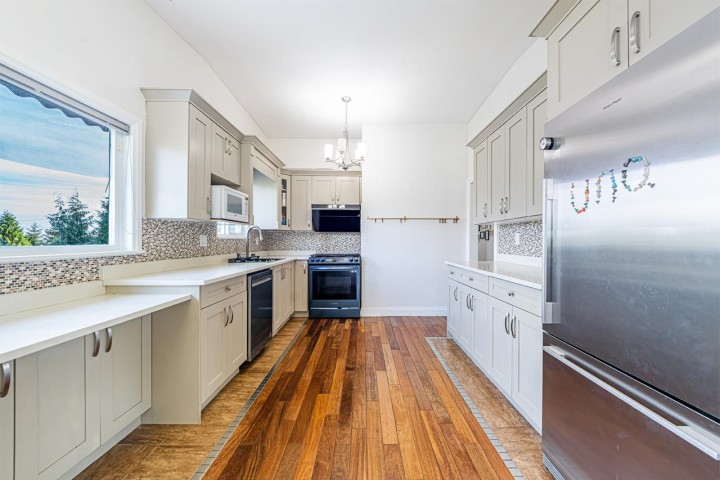 Photo 14 at 520 Ballantree Place, Glenmore, West Vancouver