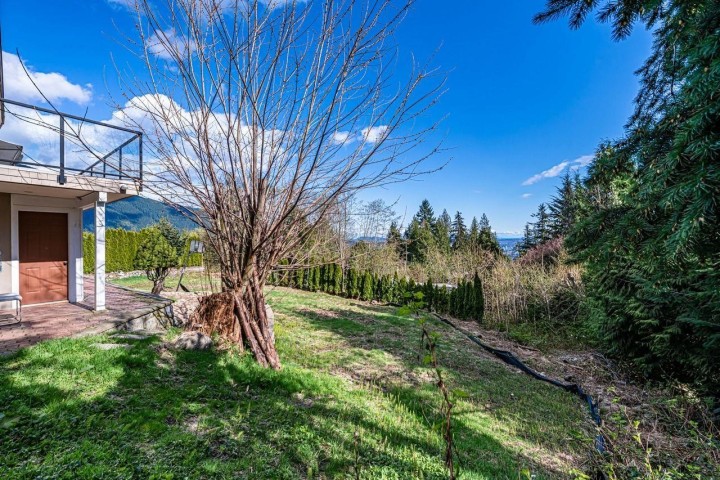 Photo 40 at 520 Ballantree Place, Glenmore, West Vancouver