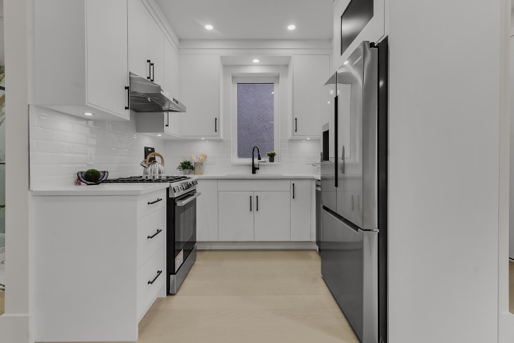 Photo 12 at 1 - 585 E 60th Avenue, South Vancouver, Vancouver East