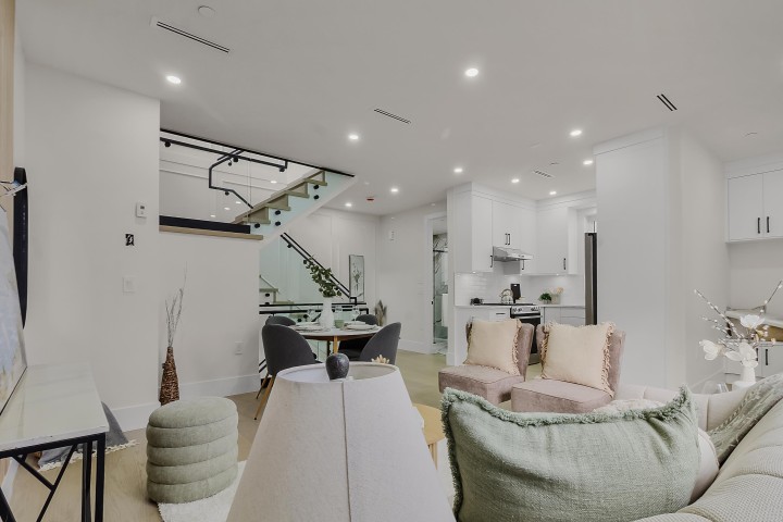 Photo 11 at 1 - 585 E 60th Avenue, South Vancouver, Vancouver East