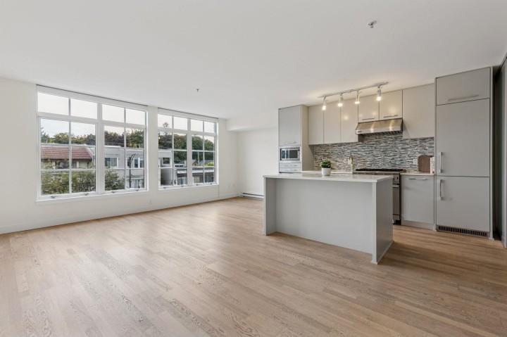 Photo 2 at 306 - 4355 W 10th Avenue, Point Grey, Vancouver West