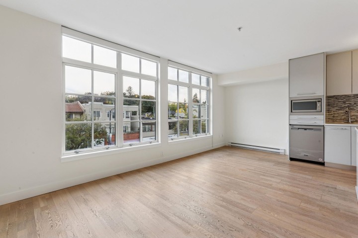 Photo 7 at 306 - 4355 W 10th Avenue, Point Grey, Vancouver West