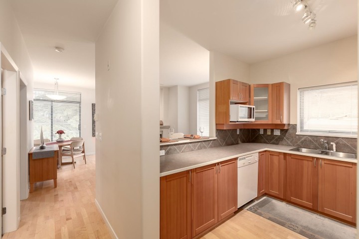 Photo 2 at 302 - 2688 Vine Street, Kitsilano, Vancouver West