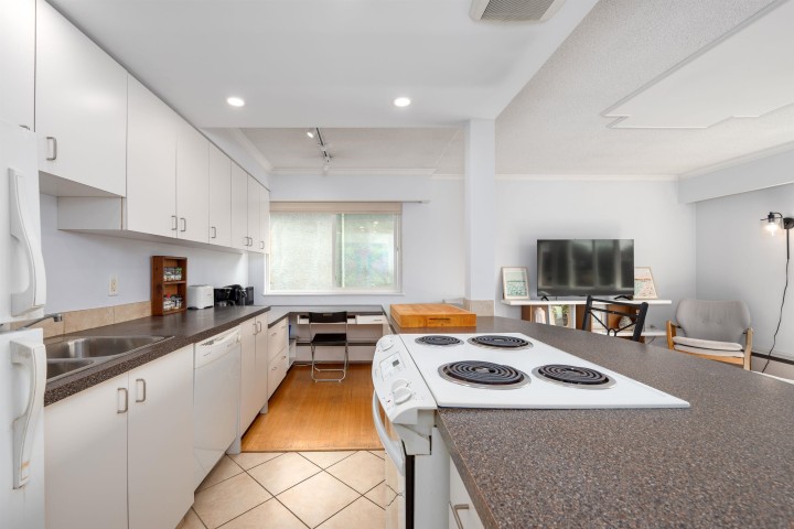 Photo 11 at 8 - 1235 W 10th Avenue, Fairview VW, Vancouver West