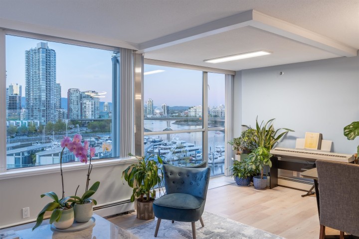 Photo 10 at 906 - 1288 Marinaside Crescent, Yaletown, Vancouver West