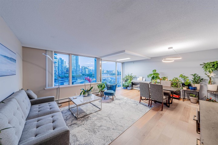 Photo 8 at 906 - 1288 Marinaside Crescent, Yaletown, Vancouver West