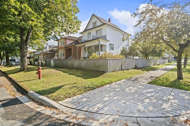 Photo 10 at 2604 E 19th Avenue, Renfrew Heights, Vancouver East