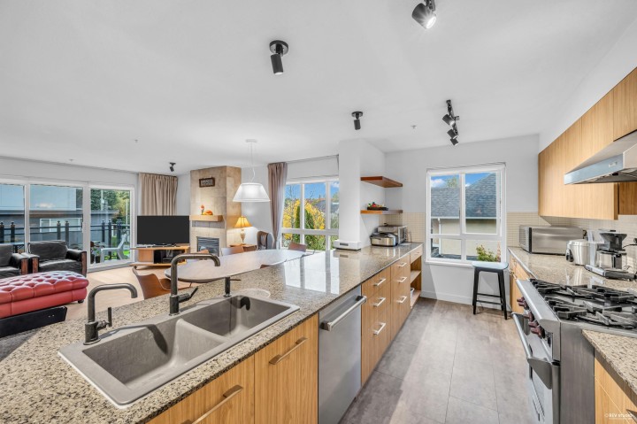 Photo 10 at 301 - 2096 W 46th Avenue, Kerrisdale, Vancouver West