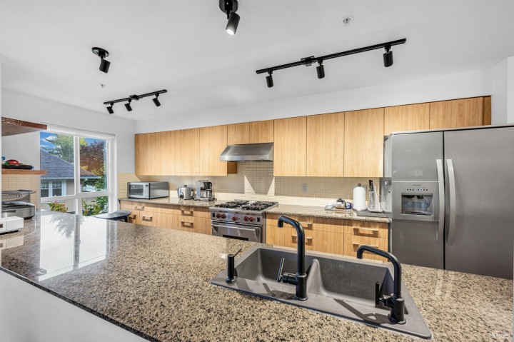 Photo 11 at 301 - 2096 W 46th Avenue, Kerrisdale, Vancouver West