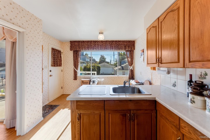 Photo 12 at 2716 E 49th Avenue, Killarney VE, Vancouver East
