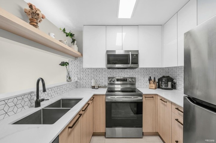 Photo 8 at 305 - 868 W 16th Avenue, Cambie, Vancouver West