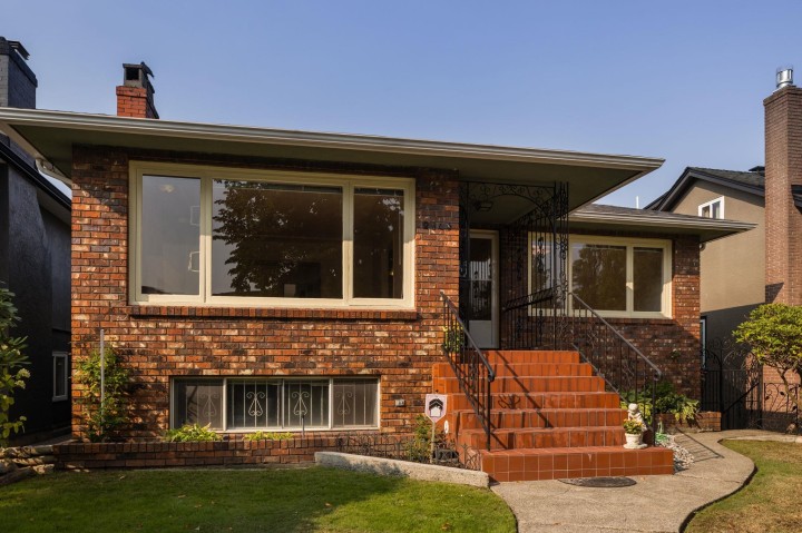 Photo 4 at 2869 Venables Street, Renfrew VE, Vancouver East