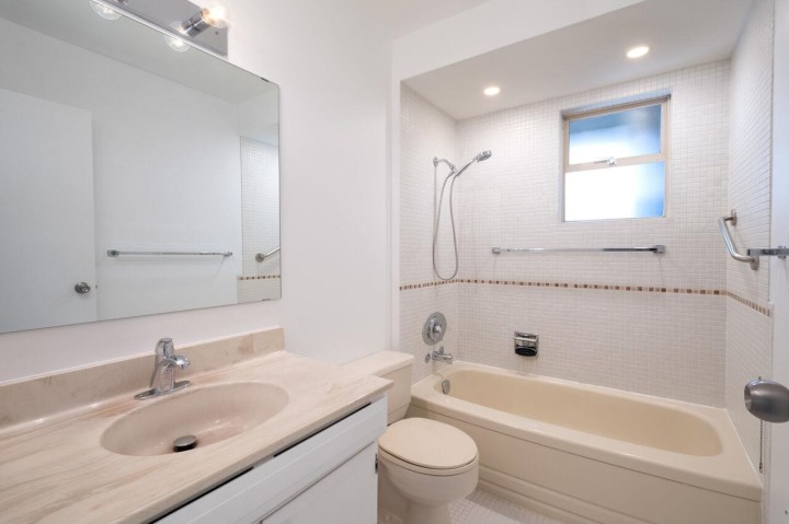 Photo 32 at 810 - 235 Keith Road, Cedardale, West Vancouver