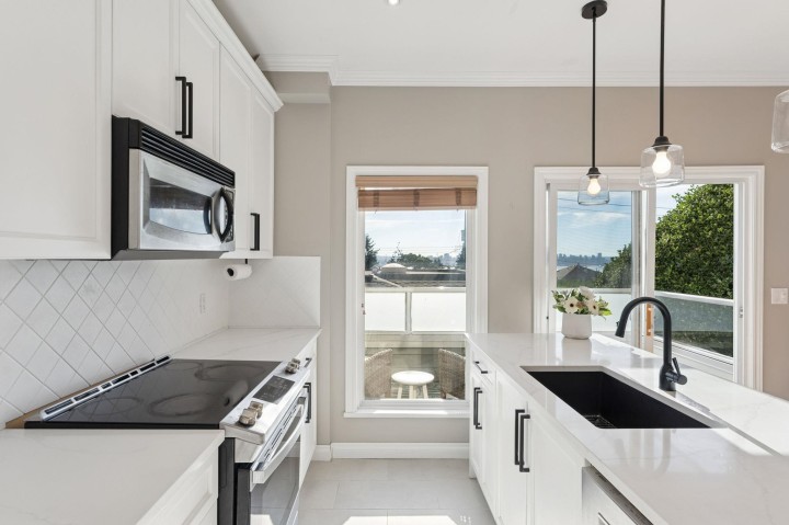 Photo 8 at 333 E Keith Road, Lower Lonsdale, North Vancouver