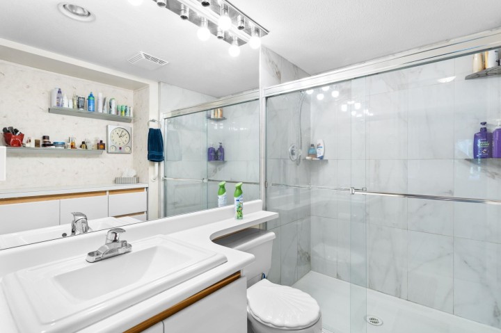 Photo 27 at 301 - 106 W Kings Road, Upper Lonsdale, North Vancouver