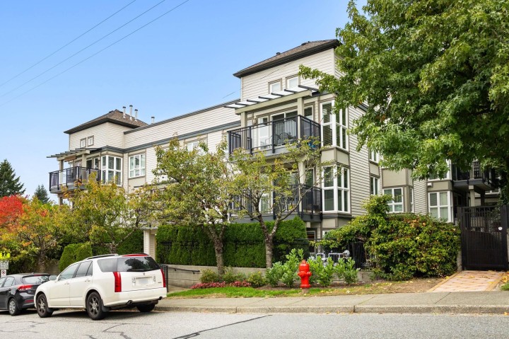 Photo 2 at 301 - 106 W Kings Road, Upper Lonsdale, North Vancouver
