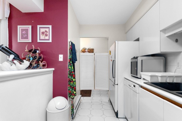 Photo 6 at 301 - 106 W Kings Road, Upper Lonsdale, North Vancouver