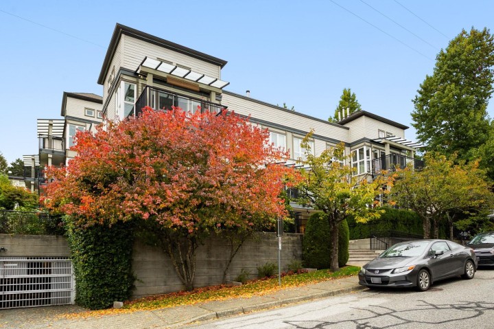 Photo 3 at 301 - 106 W Kings Road, Upper Lonsdale, North Vancouver