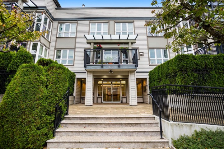 Photo 4 at 301 - 106 W Kings Road, Upper Lonsdale, North Vancouver