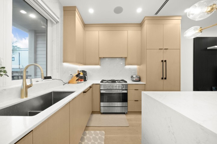 Photo 2 at 552 E 58th Avenue, South Vancouver, Vancouver East