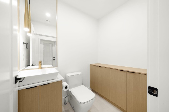 Photo 13 at 552 E 58th Avenue, South Vancouver, Vancouver East