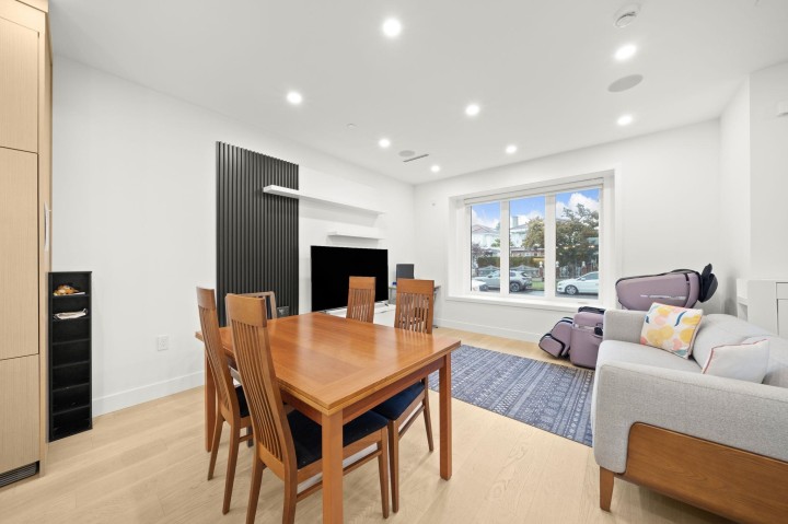 Photo 7 at 552 E 58th Avenue, South Vancouver, Vancouver East