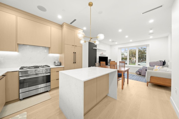 Photo 5 at 552 E 58th Avenue, South Vancouver, Vancouver East