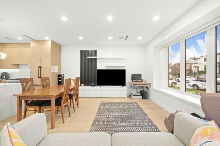 Photo 10 at 552 E 58th Avenue, South Vancouver, Vancouver East