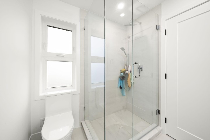 Photo 14 at 552 E 58th Avenue, South Vancouver, Vancouver East