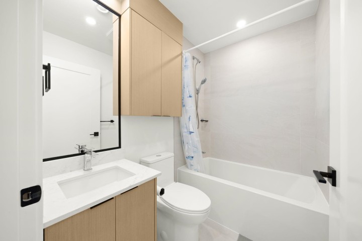 Photo 15 at 552 E 58th Avenue, South Vancouver, Vancouver East