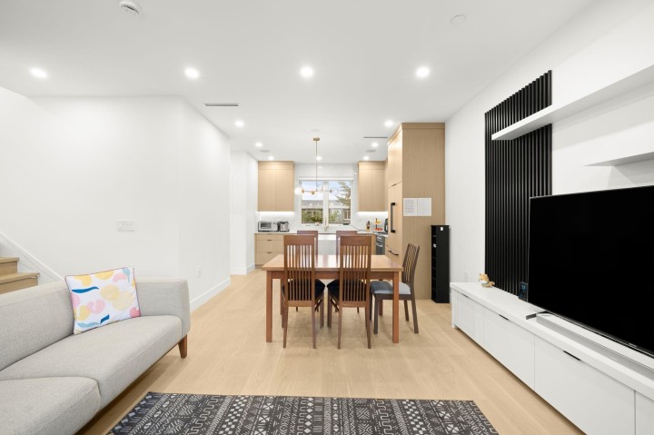 Photo 11 at 552 E 58th Avenue, South Vancouver, Vancouver East