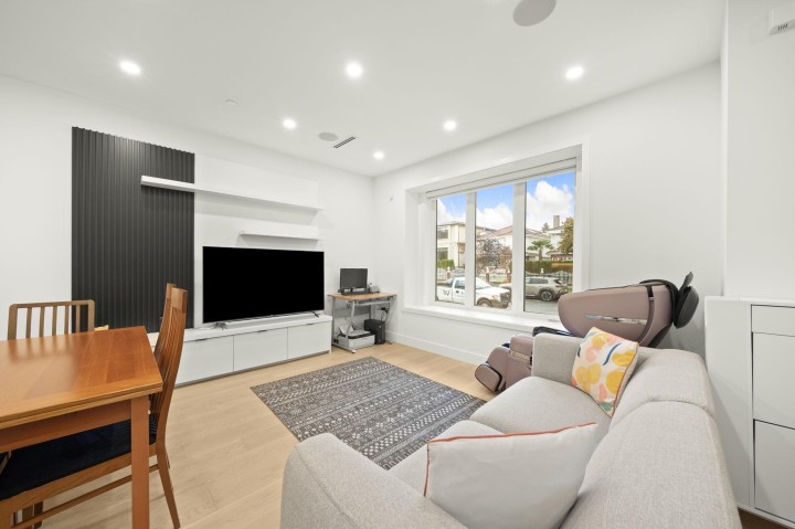 Photo 8 at 552 E 58th Avenue, South Vancouver, Vancouver East