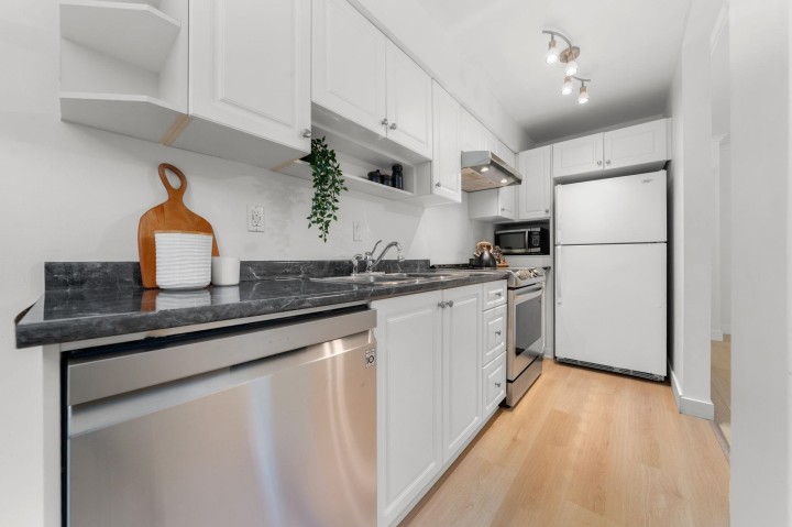 Photo 7 at 206 - 1363 Clyde Avenue, Ambleside, West Vancouver