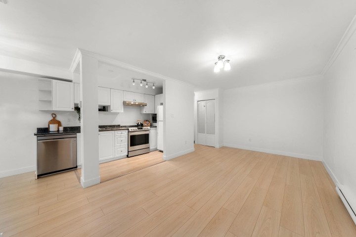 Photo 5 at 206 - 1363 Clyde Avenue, Ambleside, West Vancouver